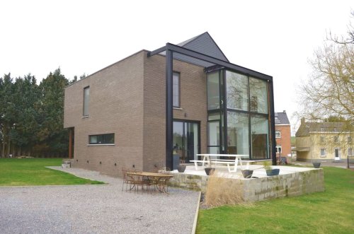 Superbe villa rénovée dans le style contemporain