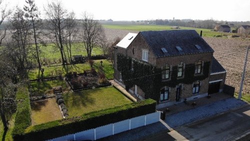 Vaste maison villageoise avec entrepôt