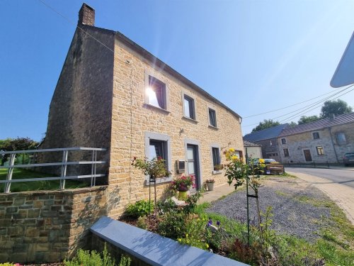 Villa en pierre du pays, à rafraîchir  