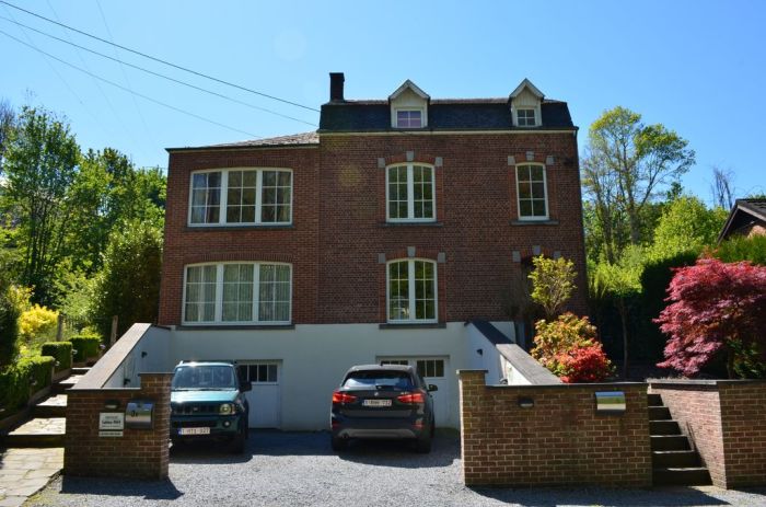 Maison avec partie professionnelle louée