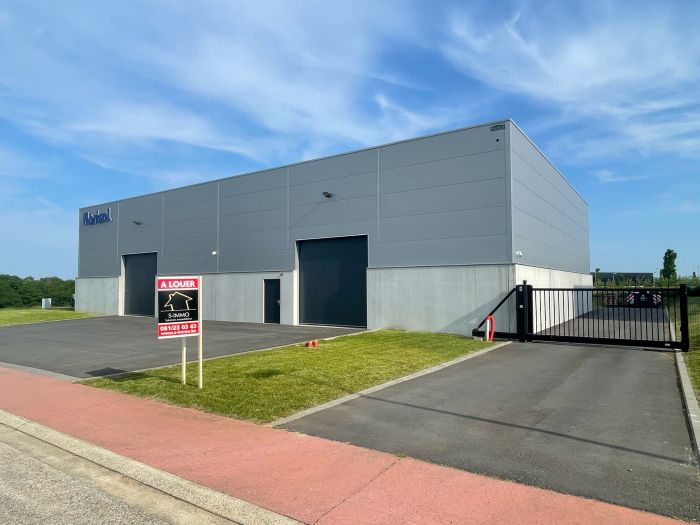 Entrepôt avec vaste parking