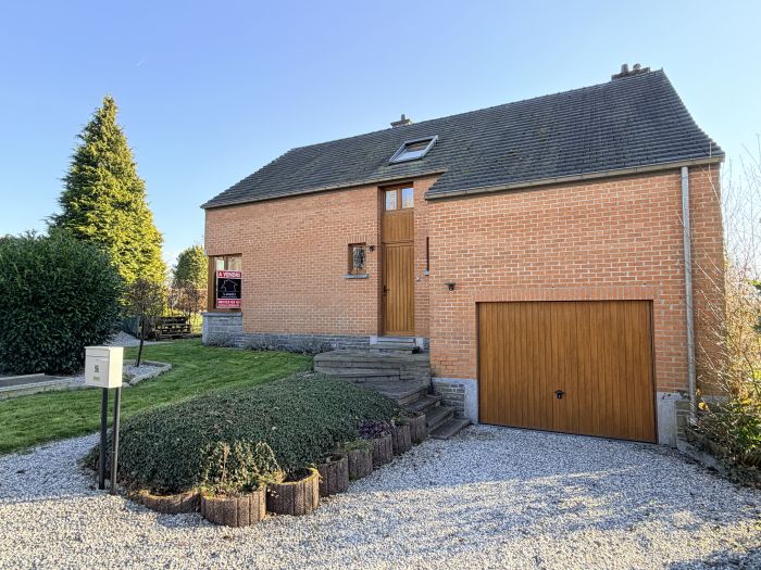 Villa avec beau jardin